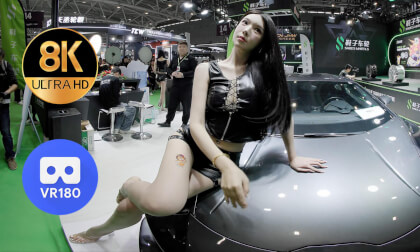 爱奇艺vr - A girl with long legs at the booth of Shoes Wheels 长腿女模