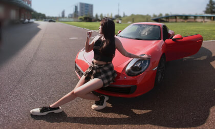 免费VR – 在保时捷旁边与她邂逅 免费看VR资源写真