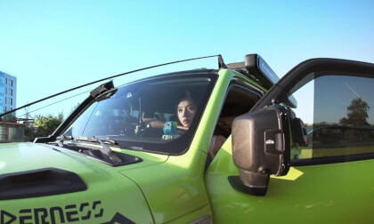 免费VR – 越野车 清纯精致美女 VR电影免费资源下载