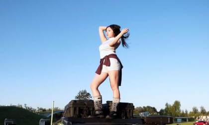 免费VR – 白衣热裤美女 美到心颤✨网盘下载